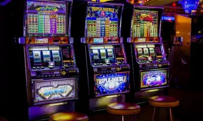 Hvordan finne de beste casino sidene online? Nordmenn spiller casino som aldri før, og det er derfor stor konkurranse mellom de forskjellige online casino sidene. Det kan derfor være litt av en tilbudsjungel å kjempe seg igjennom. Her kan du får gode råd til hvordan du finner de beste casino sidene online. Overvei dine egne ønsker og behov Før du kaster pengene dine inn på den første og beste casino siden som du kommer over, så kan det være en god ide at du overveier presis hva du er ute etter. De fleste spillere har et eller annet yndlingsspill, eller en form for spill kategori, som de ønsker å spille. Du skal derfor nærlese hvilke spill, som den aktuelle siden kan tilby, før du oppretter en spillekonto. Du skal også se på brukervennligheten på siden, det bør være en side som er oversiktlig, og som du uten problemer kan finne rundt på. Det skal selvfølgelig også være mulig med betalingsløsninger, som passer for deg. Det finnes et stort utvalg av casino på nett, men det kan med fordel være en god ide at du velger en norskspråklig side. Et norsk casino vil oftest ha betalingsløsninger som passer til norske spillere, samt at de kan tilby kundeservice på norsk. Spesielt for deg som ikke er helt stødig i engelsk, så er et norsk casino den beste løsningen. Som alltid, når du skal orientere deg på nettet, så er det en god ide å lese anmeldelser, og vurderinger fra andre spillere i jakten på de beste casino sider online. Og, husk at det er ingen regler mot at du oppretter en spillekonto på flere forskjellige sider. Et godt nett casino er brukervennlig og sikkert De beste online casino har fokus på brukervennlighet, og sikkerhet. Du skal derfor se på om et casino har spillerlisens, før du oppretter en spillekonto. Det viktigste av alt, er kanskje likevel om utvalget av spill, passer til de ønsker som du har. Et godt nett casino bør helt klart ha et stort utvalg av spillautomater. De skal helst ha en god blanding av klassiske spilleautomater, og nye innovative spilleautomater, som kommer med det siste nye innenfor grafikk og design. De fleste casino entusiaster har en forkjærlighet for de klassiske casino spill, som poker, blackjack og roulette, og dette skal det selvfølgelig være muligheter for å spille, også online. Noen online casino har også tatt til seg de mulighetene som finnes i streaming, og kan derfor tilby et spill blackjack med en ekte live dealer. Dette er med til å skape en helt autentisk casino opplevelse hjemme i stuen, og er med til å skape nye spennende spilleopplevelser. Du kan også se på muligheten for å være med på live poker turneringer online, hvor du spiller sammen med andre spilleglade mennesker fra hele verden. Hvis du er helt ny spiller, så kan du være heldig å få fingrene i flere gode velkomstpakker. Det kan være gratis spill og bonuser som du kan bruke for å komme godt i gang. Dette kan også brukes til å prøve lykken på noen forskjellige online casino, uten at du bruker dine egne penger. På denne måten kan du få en ide av hvilket casino som er det beste for deg.