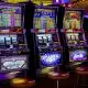 Hvordan finne de beste casino sidene online? Nordmenn spiller casino som aldri før, og det er derfor stor konkurranse mellom de forskjellige online casino sidene. Det kan derfor være litt av en tilbudsjungel å kjempe seg igjennom. Her kan du får gode råd til hvordan du finner de beste casino sidene online. Overvei dine egne ønsker og behov Før du kaster pengene dine inn på den første og beste casino siden som du kommer over, så kan det være en god ide at du overveier presis hva du er ute etter. De fleste spillere har et eller annet yndlingsspill, eller en form for spill kategori, som de ønsker å spille. Du skal derfor nærlese hvilke spill, som den aktuelle siden kan tilby, før du oppretter en spillekonto. Du skal også se på brukervennligheten på siden, det bør være en side som er oversiktlig, og som du uten problemer kan finne rundt på. Det skal selvfølgelig også være mulig med betalingsløsninger, som passer for deg. Det finnes et stort utvalg av casino på nett, men det kan med fordel være en god ide at du velger en norskspråklig side. Et norsk casino vil oftest ha betalingsløsninger som passer til norske spillere, samt at de kan tilby kundeservice på norsk. Spesielt for deg som ikke er helt stødig i engelsk, så er et norsk casino den beste løsningen. Som alltid, når du skal orientere deg på nettet, så er det en god ide å lese anmeldelser, og vurderinger fra andre spillere i jakten på de beste casino sider online. Og, husk at det er ingen regler mot at du oppretter en spillekonto på flere forskjellige sider. Et godt nett casino er brukervennlig og sikkert De beste online casino har fokus på brukervennlighet, og sikkerhet. Du skal derfor se på om et casino har spillerlisens, før du oppretter en spillekonto. Det viktigste av alt, er kanskje likevel om utvalget av spill, passer til de ønsker som du har. Et godt nett casino bør helt klart ha et stort utvalg av spillautomater. De skal helst ha en god blanding av klassiske spilleautomater, og nye innovative spilleautomater, som kommer med det siste nye innenfor grafikk og design. De fleste casino entusiaster har en forkjærlighet for de klassiske casino spill, som poker, blackjack og roulette, og dette skal det selvfølgelig være muligheter for å spille, også online. Noen online casino har også tatt til seg de mulighetene som finnes i streaming, og kan derfor tilby et spill blackjack med en ekte live dealer. Dette er med til å skape en helt autentisk casino opplevelse hjemme i stuen, og er med til å skape nye spennende spilleopplevelser. Du kan også se på muligheten for å være med på live poker turneringer online, hvor du spiller sammen med andre spilleglade mennesker fra hele verden. Hvis du er helt ny spiller, så kan du være heldig å få fingrene i flere gode velkomstpakker. Det kan være gratis spill og bonuser som du kan bruke for å komme godt i gang. Dette kan også brukes til å prøve lykken på noen forskjellige online casino, uten at du bruker dine egne penger. På denne måten kan du få en ide av hvilket casino som er det beste for deg.